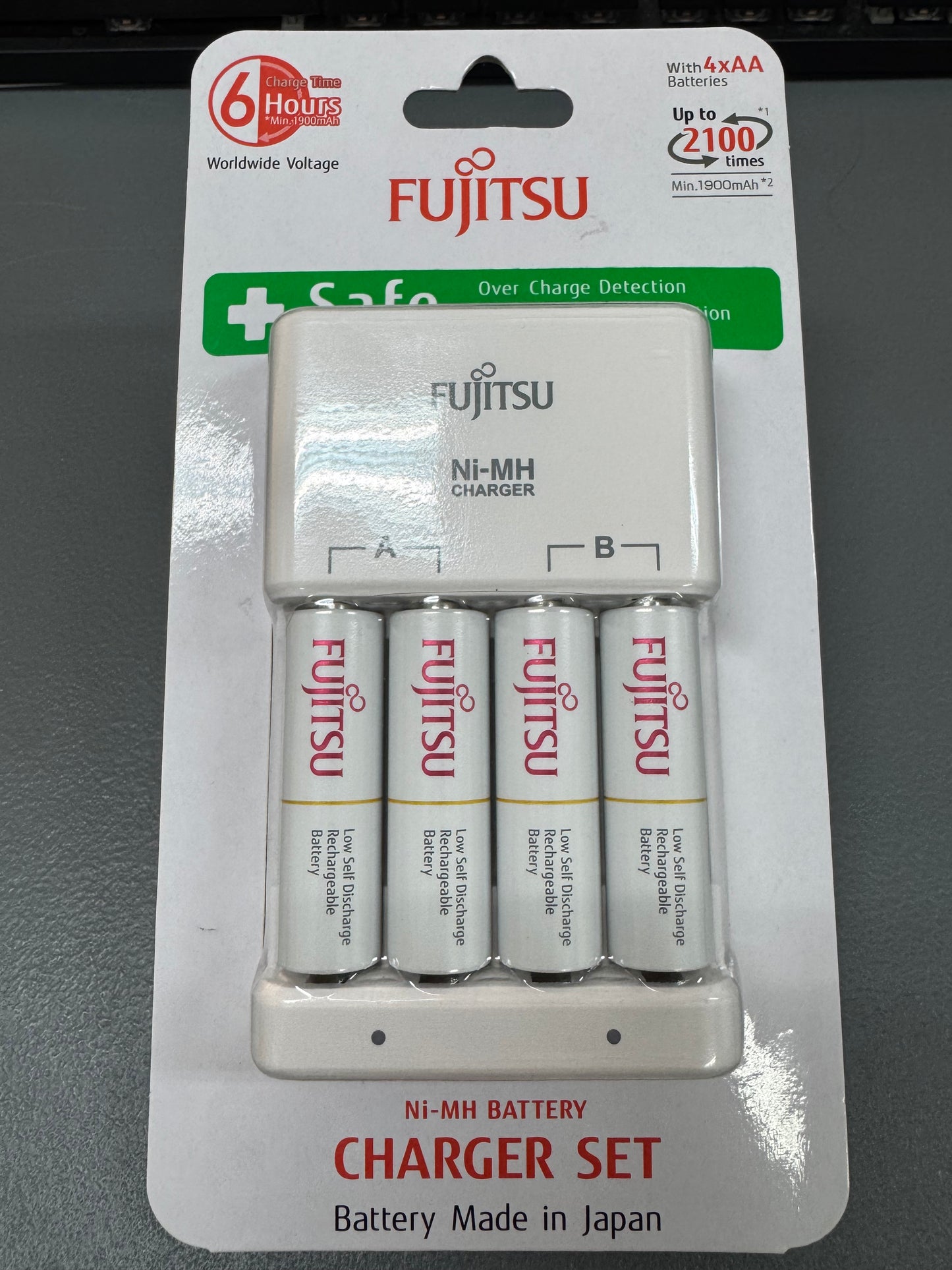 Fujitsu Ni-MH Battery Charger Set (with 4 × AA 1900 mAh batteries)